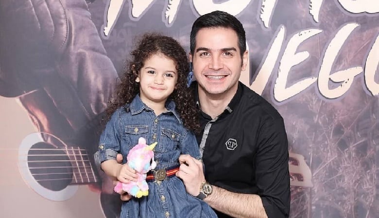 عکس/ لباس پاپیونی دختر محسن یگانه در کنسرت پدرش