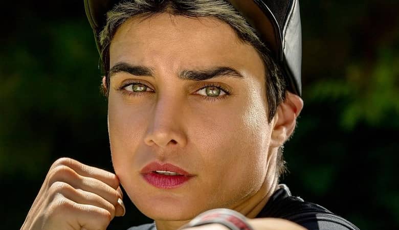 عکس/ خانم بوکسور با تیپ مردانه در حال بیلیارد بازی کردن!