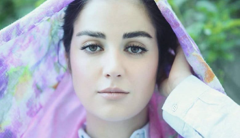 تصاویر/ حضور خانم بازیگر با لباس مردانه در خارج