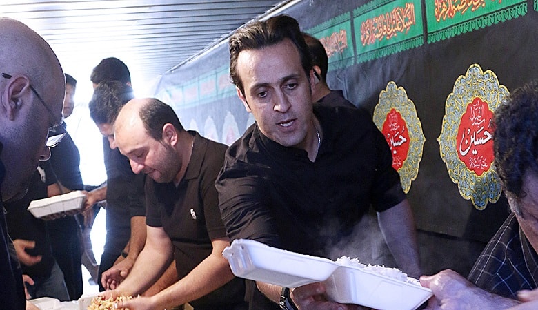 عکس/ واکنش جنجالی علی کریمی به پایین کشیدن بنرهای تبلیغاتی اش