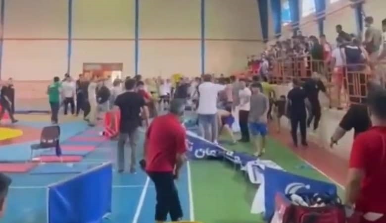 ویدئو/ قمه کشی روی تشک کشتی!