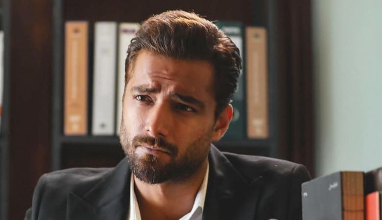 چهره جذاب و خسته “امیر مقاره” در سرکار/ عکس