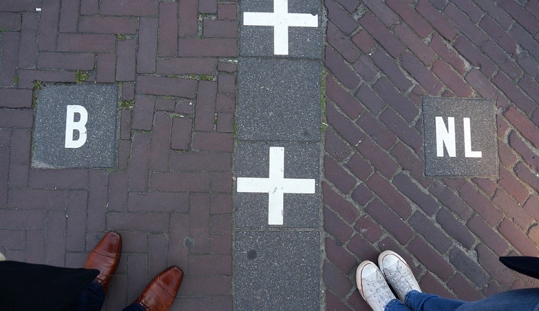 نکاتی جالب از شهری که خانه‌هایشان در دو کشور قرار دارند!