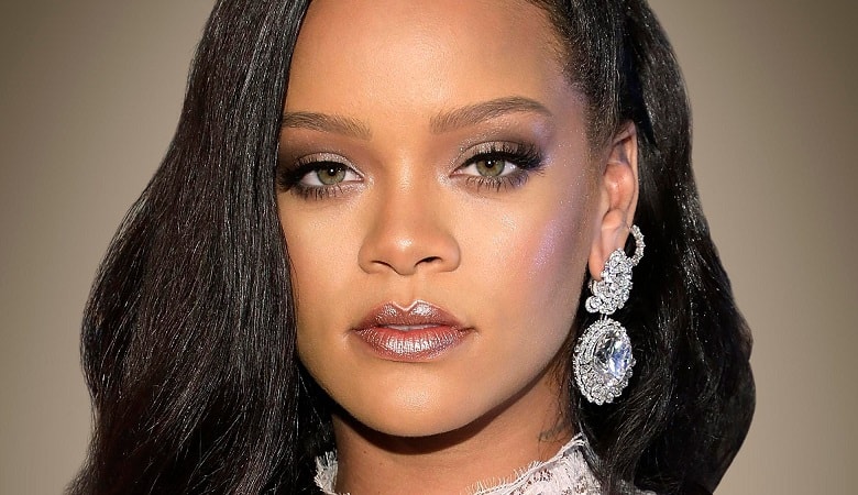 عکس/ تیپ هیپ هاپی ریانا با لباس رئال مادرید در خیابان