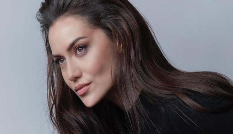 چهره طبیعی فخریه اوجن در خانه باغ لاکچری به همراه پسرش