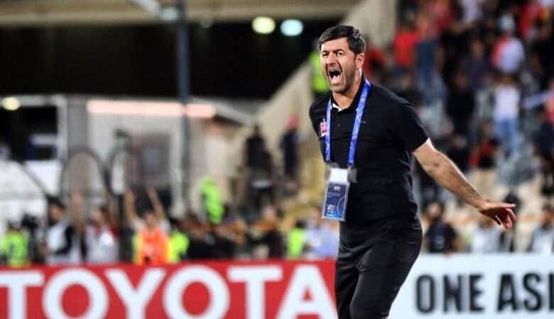 ویدئو/ وقتی کریم باقری هوادار دختر را هل داد!