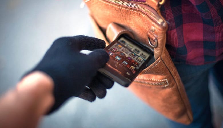 ویدئو/ دزد موبایل بدشانسی که توسط مردم لت و پار شد!