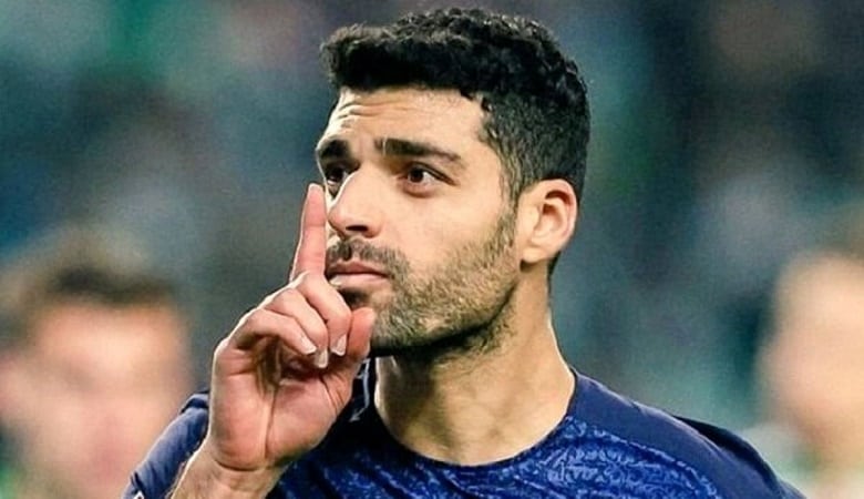 واکنش ها به مچ بند مشکی طارمی در بازی!