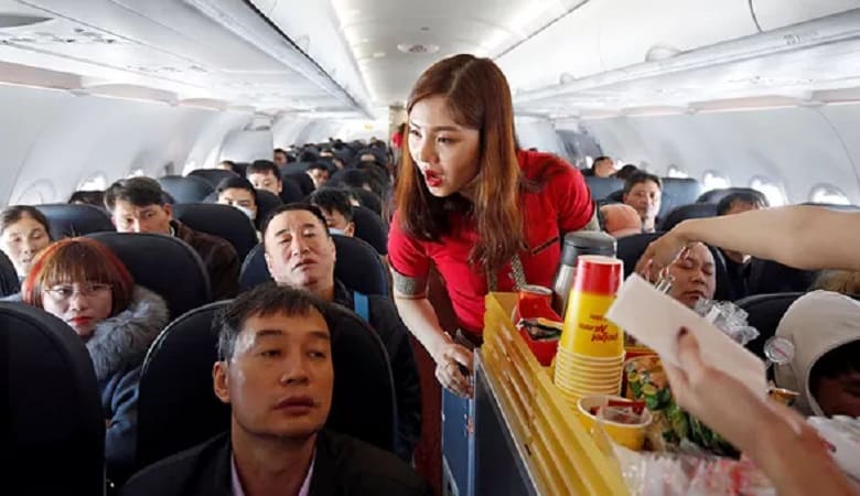 ویدئو/ ضرب و شتم وحشیانه یک مهماندار هواپیما توسط مسافر خشمگین