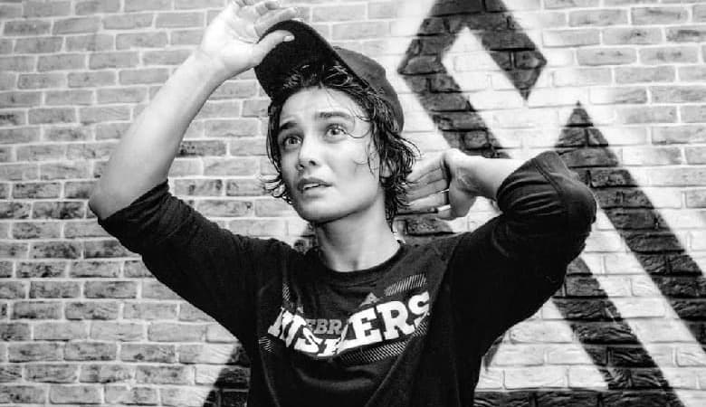 عکس/ ژست روشنفکرانه تینا آخوندتبار پس از بوکسور شدن!