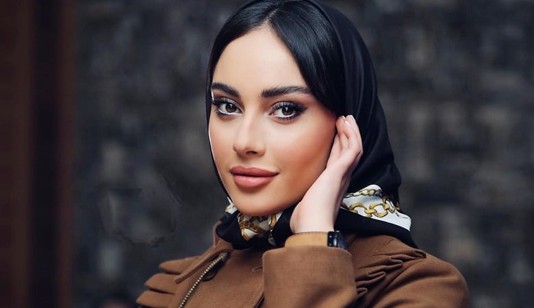 عکس/ ترلان پروانه در ماشین پلیس!