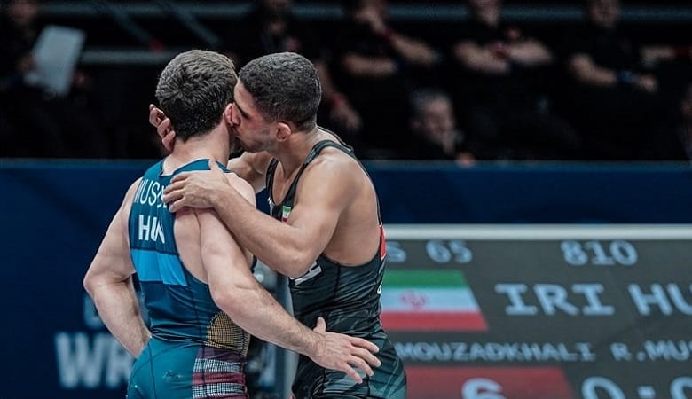 ویدئو/ بوسه کشتی گیر ایرانی که نزدیک بود جنجالی شود!