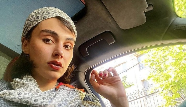 عکس/ حال خوب لاله مرزبان در کافه با لباسی ساده