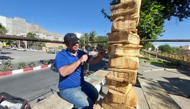 این هنرمند به درختان مرده شهر جان می‌دهد