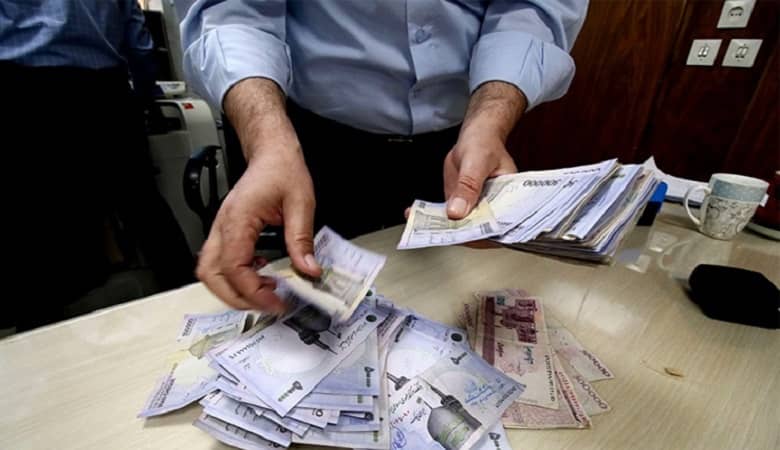 افزایش حقوق شامل کدام کارمندان و بازنشستگان می‌شود؟