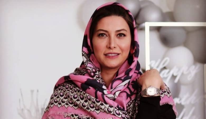 عکس/ گریه و زاری فریبا نادری در مراسم ختم همسرش