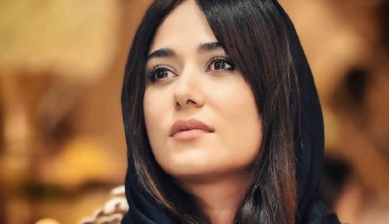 عکس/ تیپ شیک پریناز ایزدیار هنگام دریافت جایزه‌ای ویژه