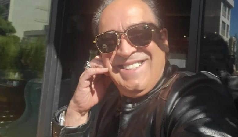 ویدئو/ حرکات عجیب مجری مشهور حین دوبله هشدار برای کبرا ۱۱