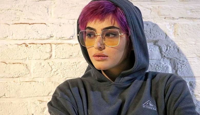 عکس/ سلفی عاشقانه ریحانه پارسا با میلاد خدایی در زمینه گوشی‌اش!