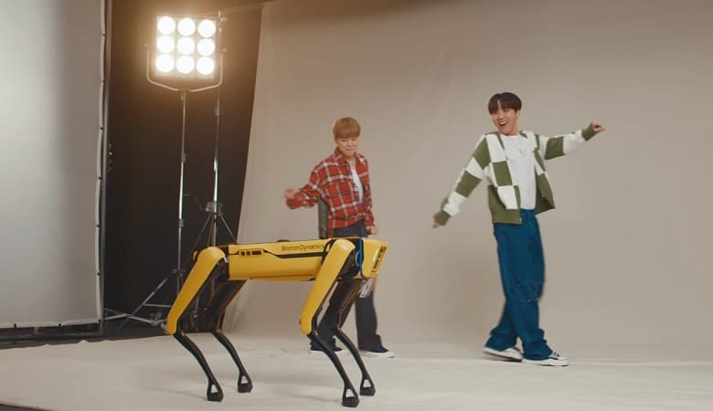 ویدئو/ رقص جالب گروهی سگ‌های ربات با آهنگ BTS!