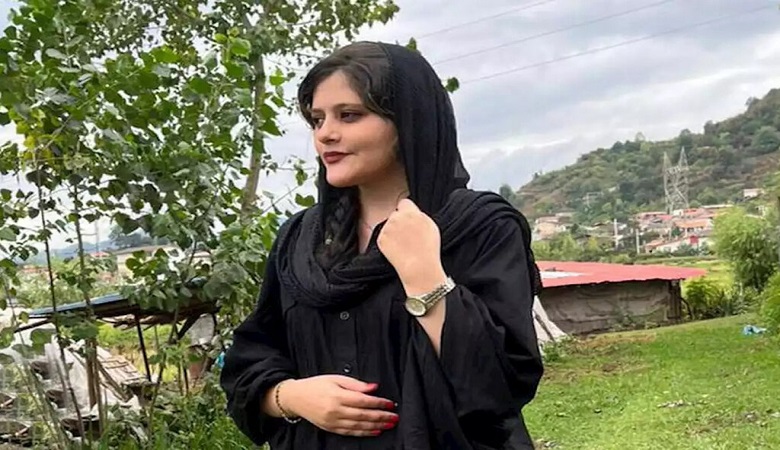 عکسی از مراسم چهلم مهسا که جهانی شد!