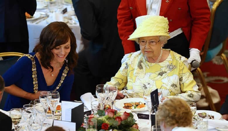 قوانین حیرت انگیز و عجیب خاندان سلطنتی هنگام غذا خوردن