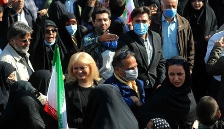 واکنش مجری زن تلویزیون به حضور خبرساز بانوی بلوند بدون حجاب در راهپیمایی ۱۳ آبان