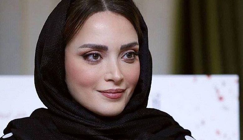 عکس/ پیاده روی عجیب بهنوش طباطبایی در خیابان!