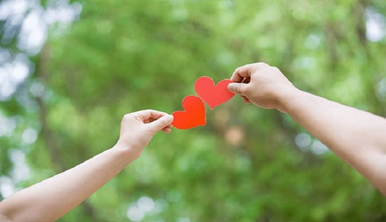 نشانه های کسی که مخفیانه دوستتان دارد!