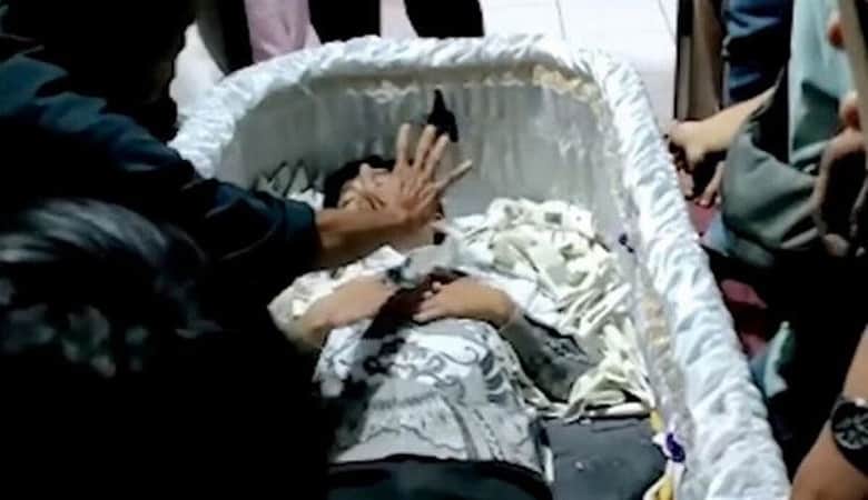 ویدئو/ زنده شدن مرد کلاهبرداری که خود را به مردن زده بود!