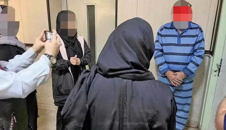 حمله دختران به پزشک قلابی در اداره پلیس!