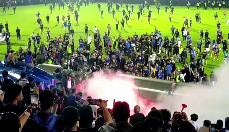 ویدئو/ شلیک وحشتناک به صورت یک تماشاچی در ورزشگاه