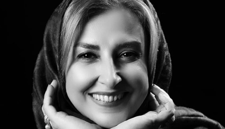 عکس تاثربرانگیز مرجانه گلچین بر سر مزار خواهرش