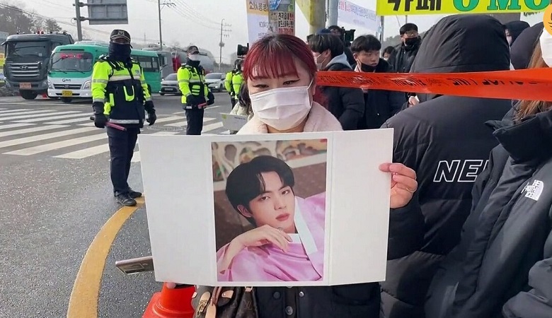 ویدئو/ آرمی ها سربازی رفتن بزرگترین عضو bts را تحمل نکردند!