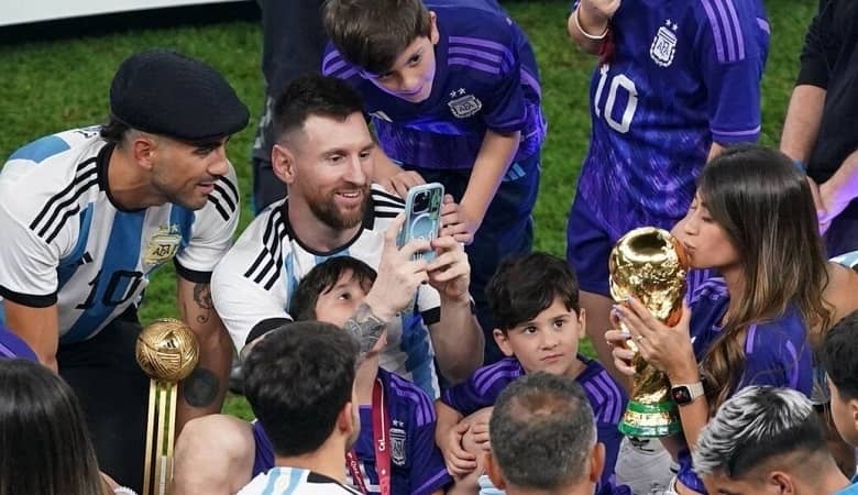 ویدئو/ رفتارهای عجیب پسر مسی در جشن قهرمانی سوژه شد!