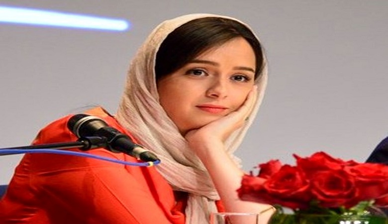 عکس لحظه آزادی ترانه علیدوستی از زندان در جمع هنرمندان
