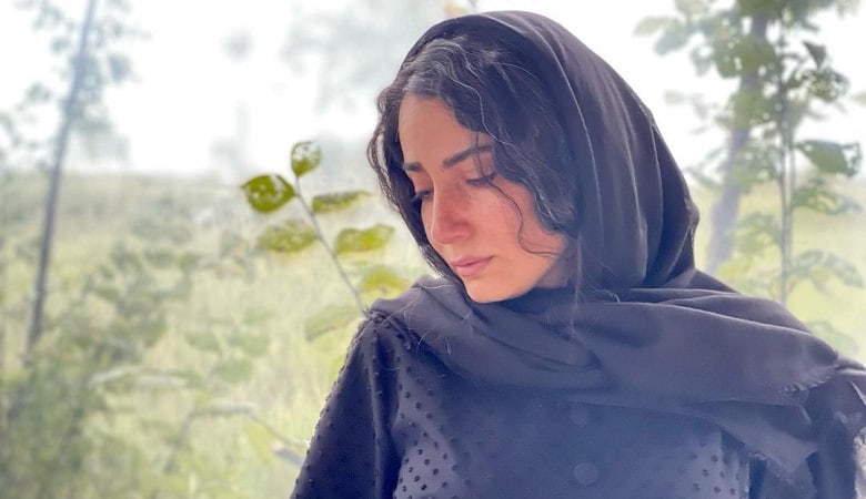 عکس/ استراحت لاکچری خانم بازیگر در بالکن زیبای خانه!