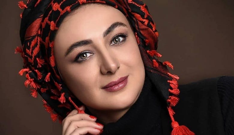 عکس/ ست لباس سرهمی ویدا جوان با یک کت جین!