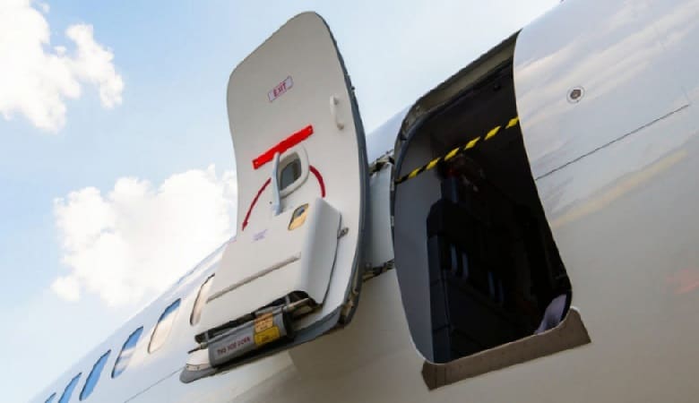 ویدئو/ وقتی در هواپیمای مسافربری در آسمان باز میشود!