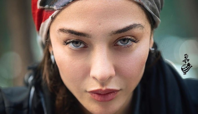 عکس/ آناهیتا درگاهی کف پیاده رو ولو شد!