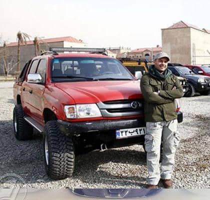 ژست عجیب “پژمان بازغی” در کنار ماشین غول پیکرش/ عکس