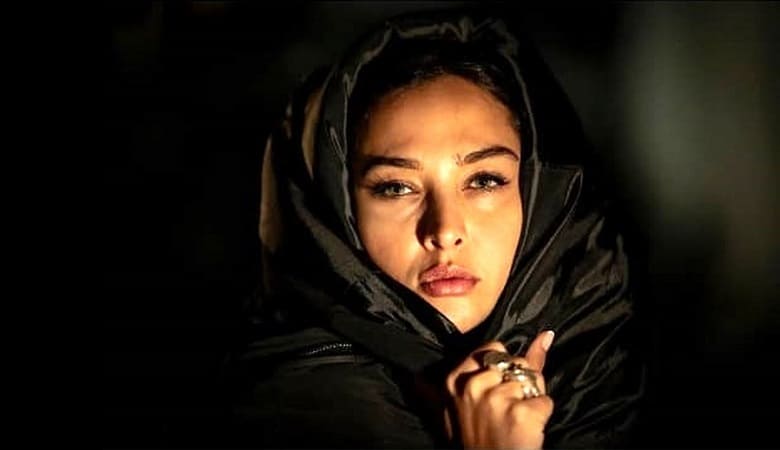 عکس/ پناه بردن از سرمای کویر به سبک آناهیتا درگاهی