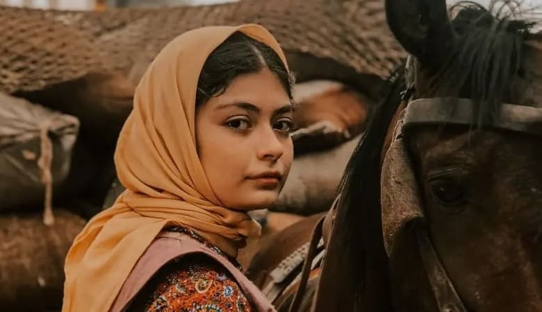 عکس/ ژست شیک و بزرگسالانه خواهر کوچولوی جیران!