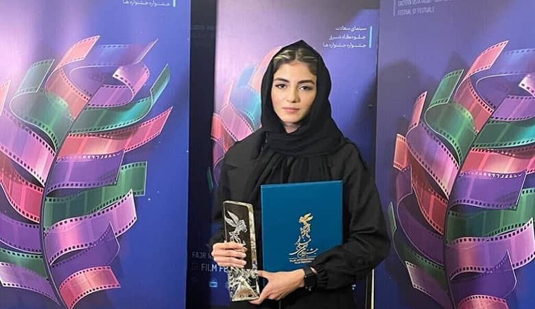ویدئو/ عجیب ترین واکنش خانم بازیگر بعد از دریافت بهترین جایزه جشنواره!