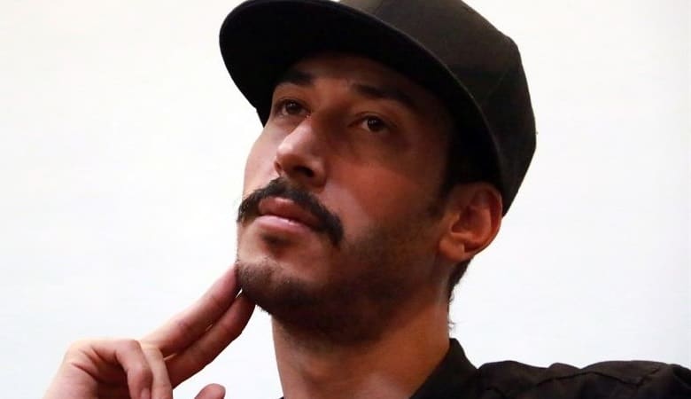 عکس عجیبی از بهرام افشاری که تا سر در زمین فرو رفته!