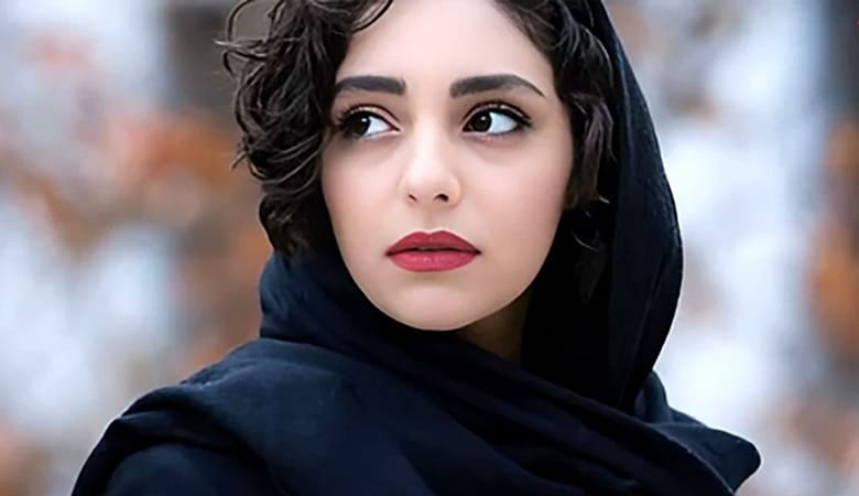 عکس/ هارمونی جالب هستی مهدوی فر با در و دیوار خشتی!