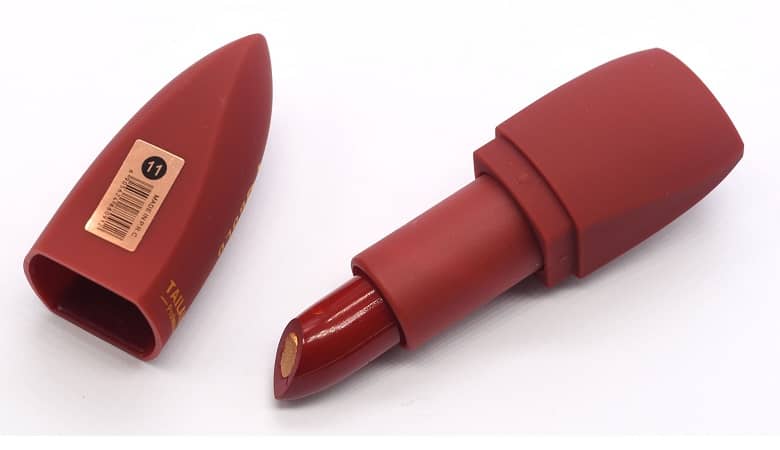 ۴ اشتباه در استفاده از رژلب که سنتان را زیاد نشان میدهد