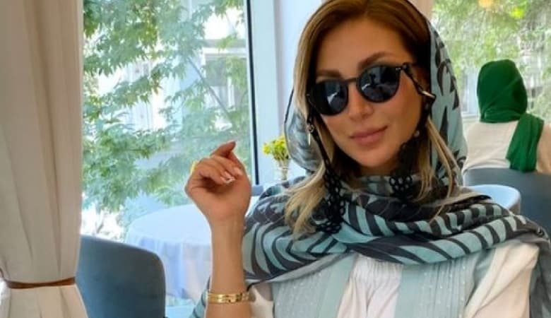 عکس/ تیپ کلاسیک مشکی بر تن همسر مدل بهرام رادان!