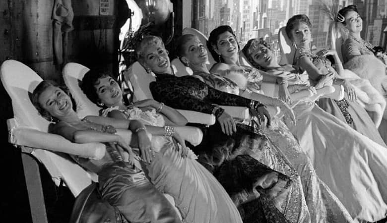 وسیله عجیب سینمای کلاسیک برای چروک نشدن لباس بازیگران! /عکس