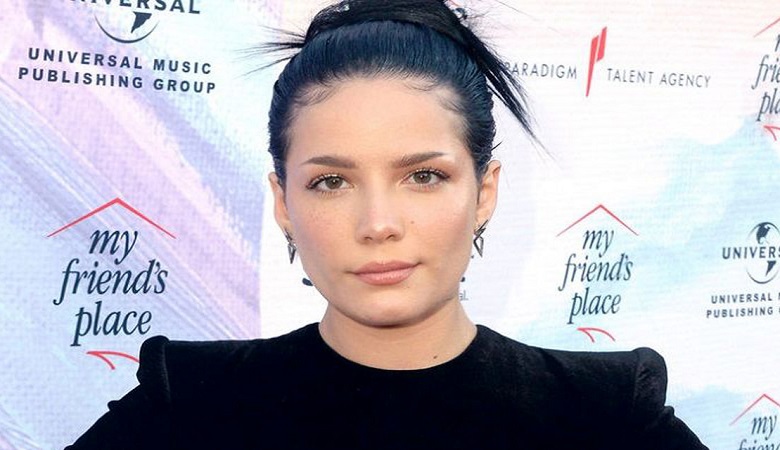 کولاک تیپ باحجاب خواننده زن جهانی در هفته مد پاریس/ تصاویر